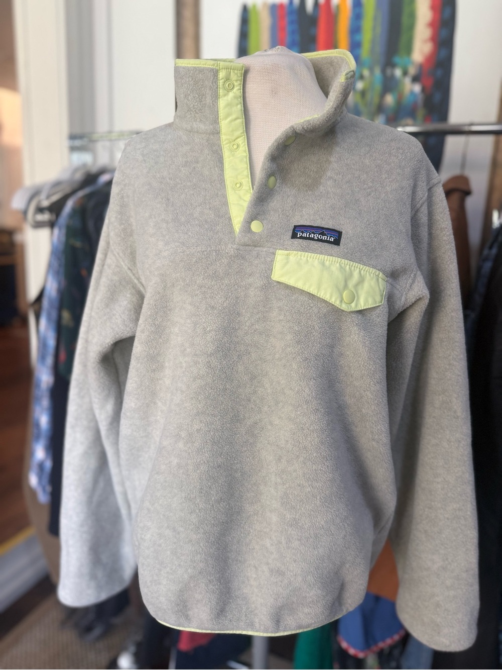 Patagonia Women’s Light Gray Fleece Snap T Pullover with Lime Trim